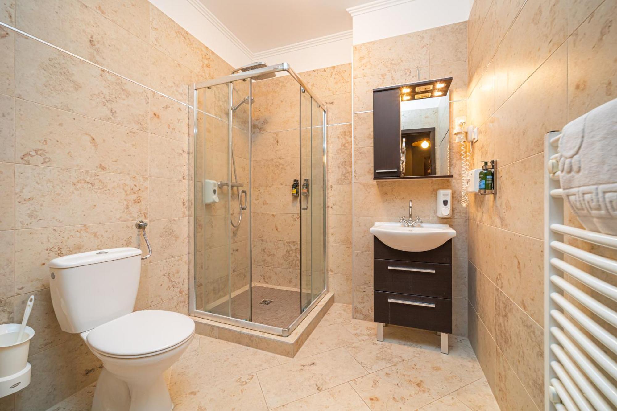 Komlo Hotel Gyula Esterno foto