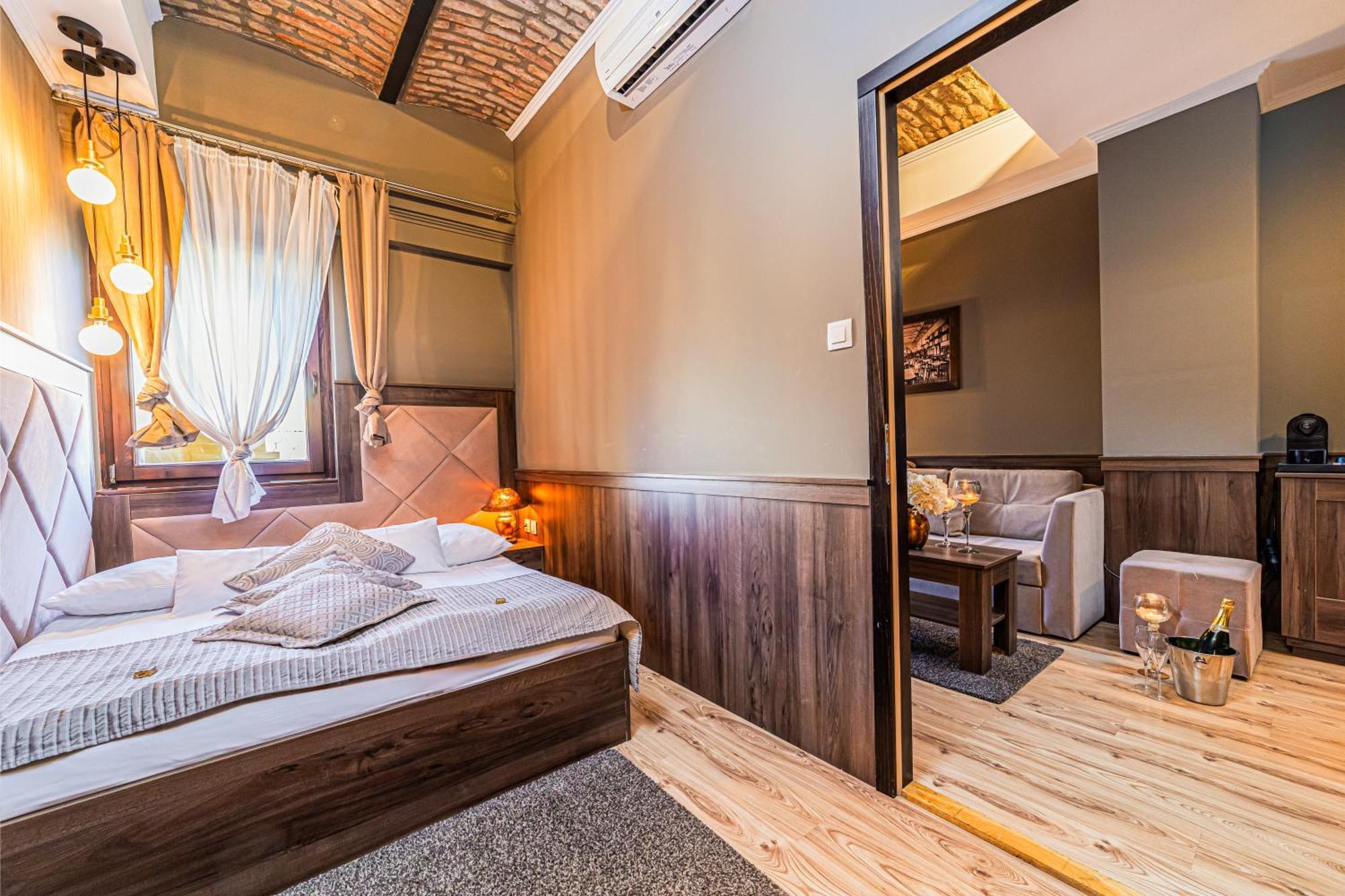 Komlo Hotel Gyula Esterno foto