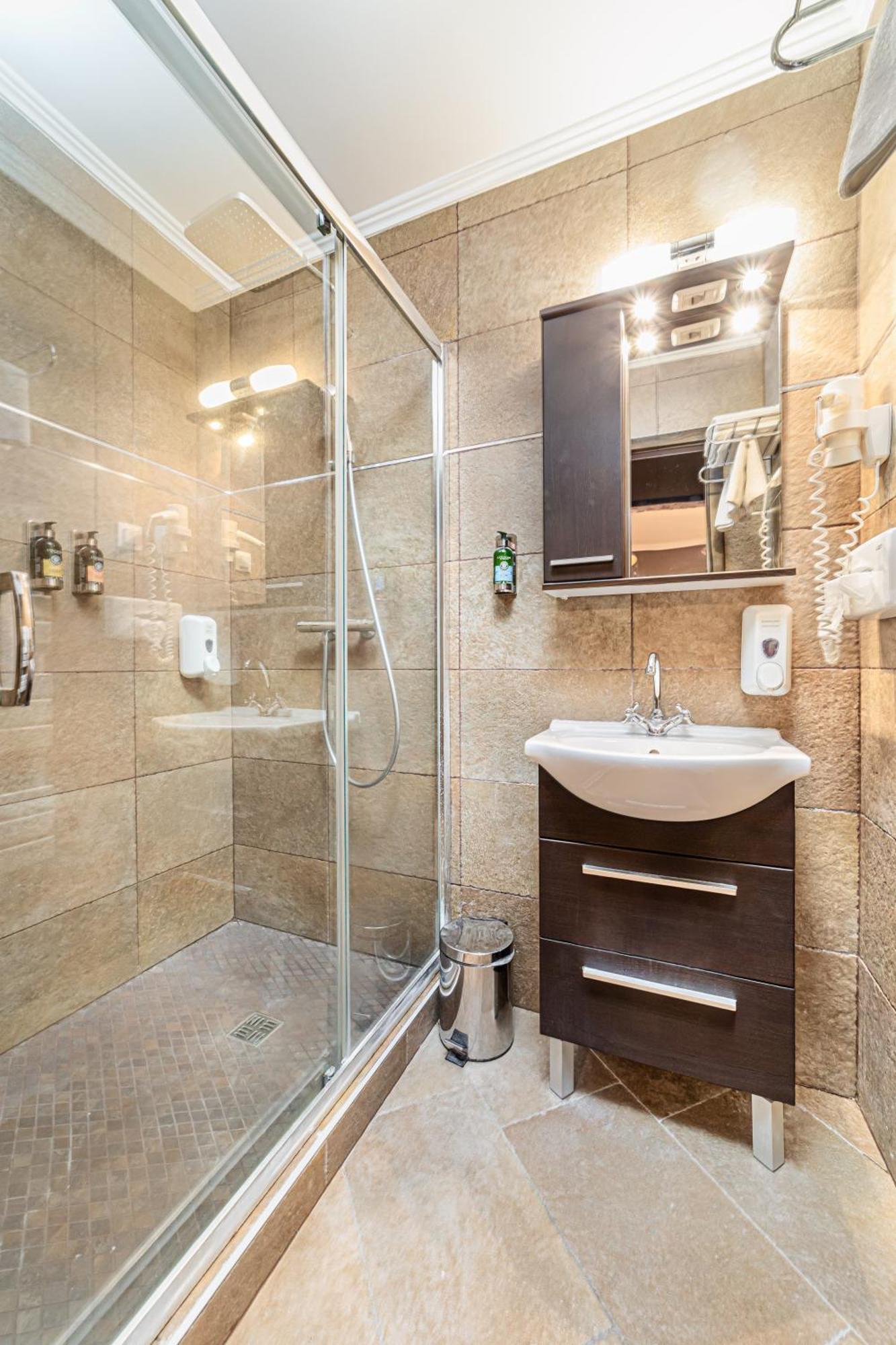 Komlo Hotel Gyula Esterno foto