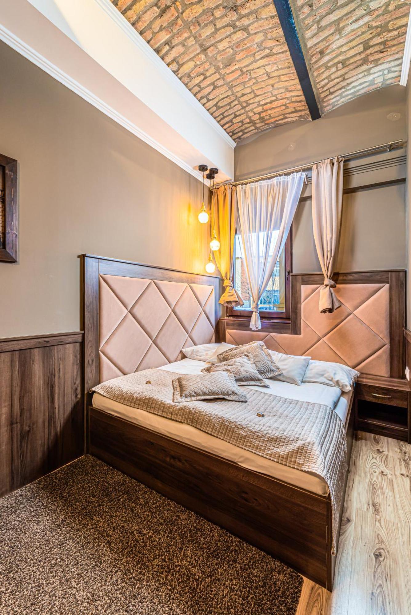 Komlo Hotel Gyula Esterno foto