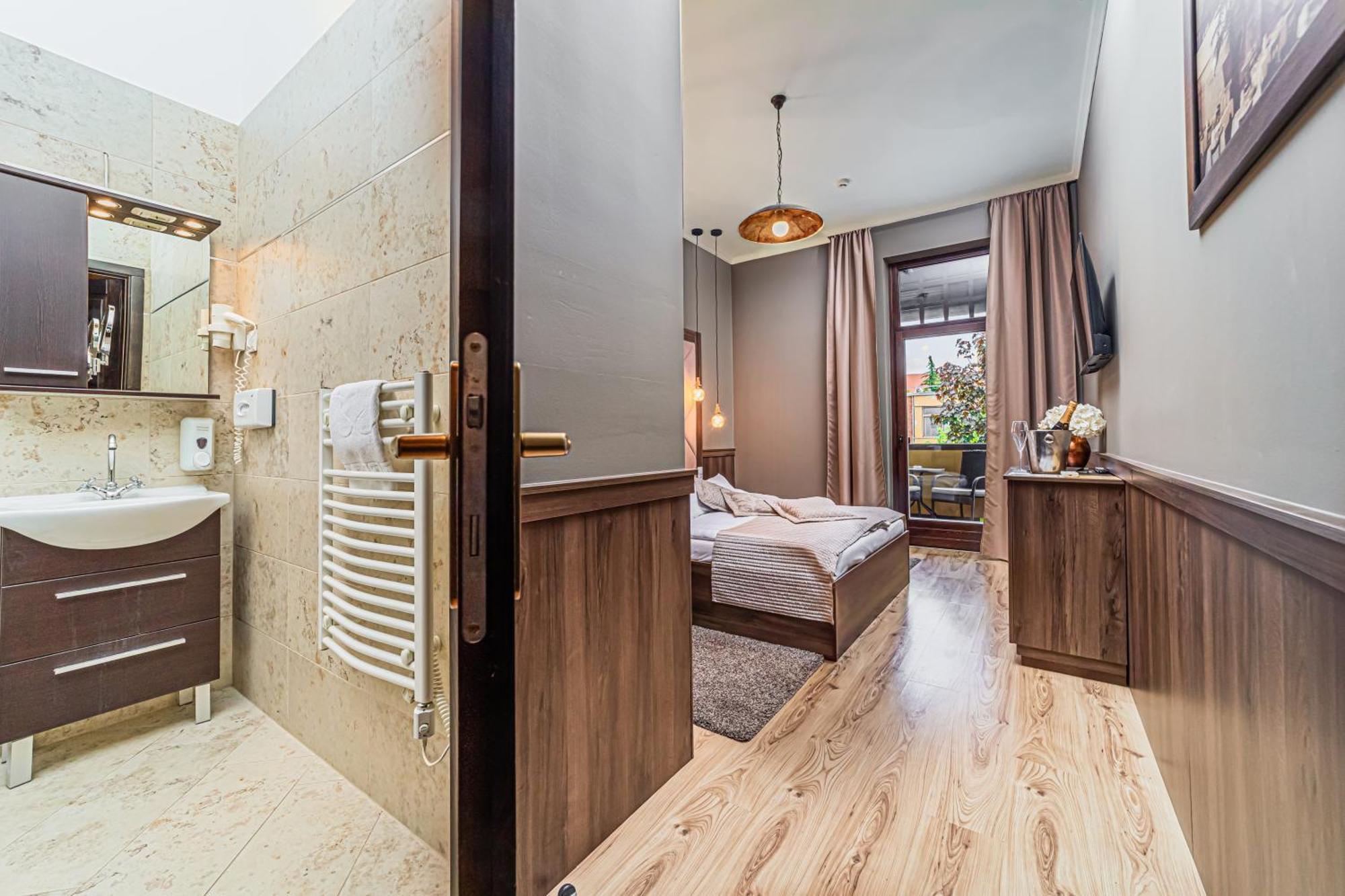 Komlo Hotel Gyula Esterno foto