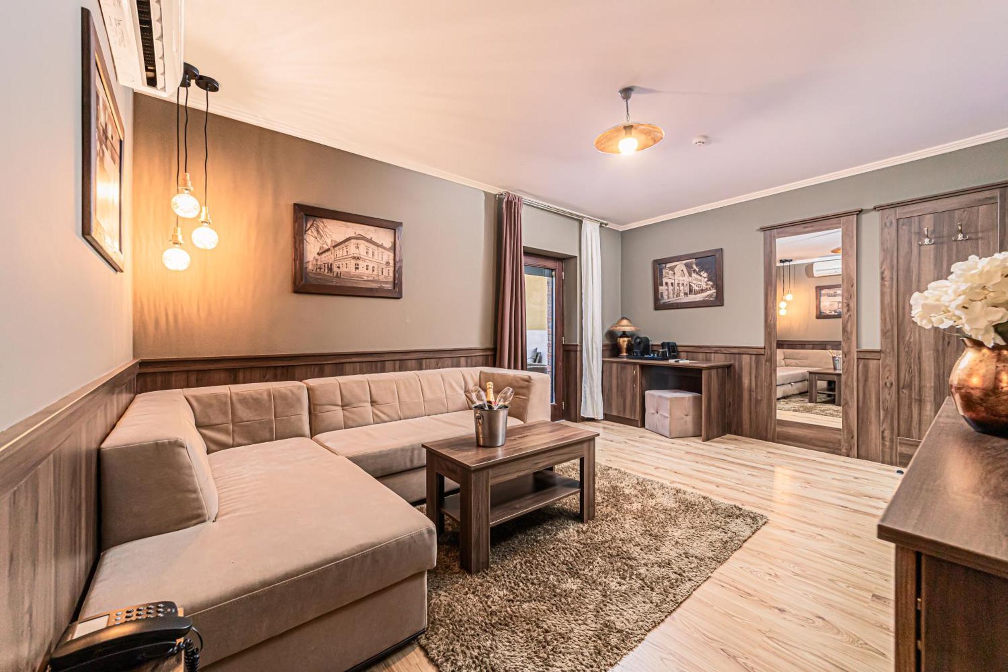 Komlo Hotel Gyula Esterno foto