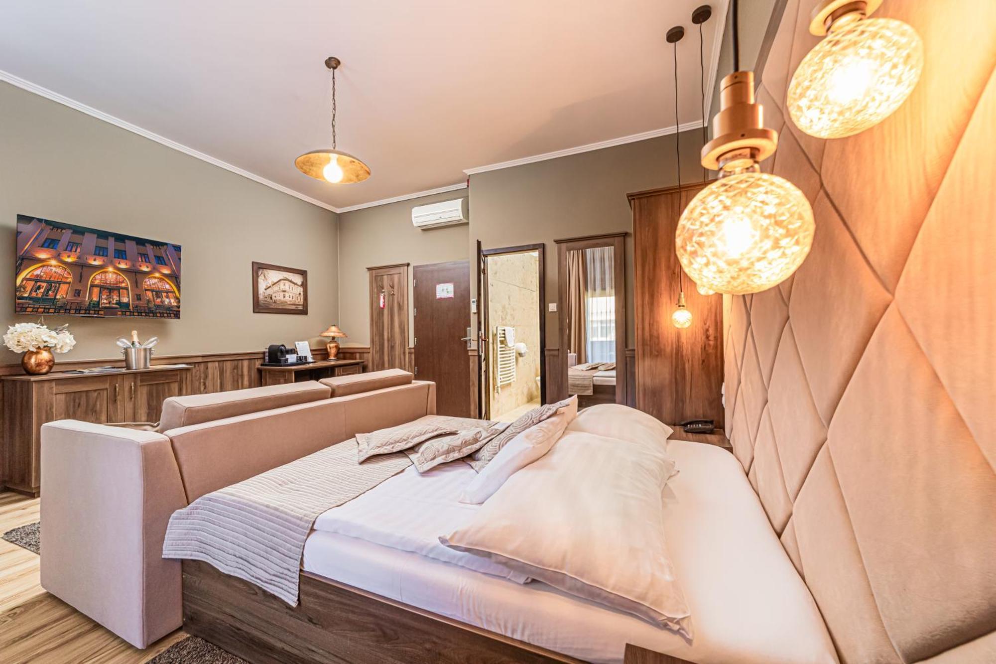 Komlo Hotel Gyula Esterno foto