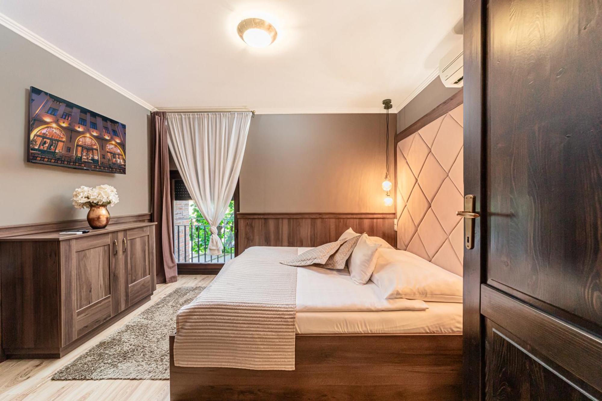 Komlo Hotel Gyula Esterno foto