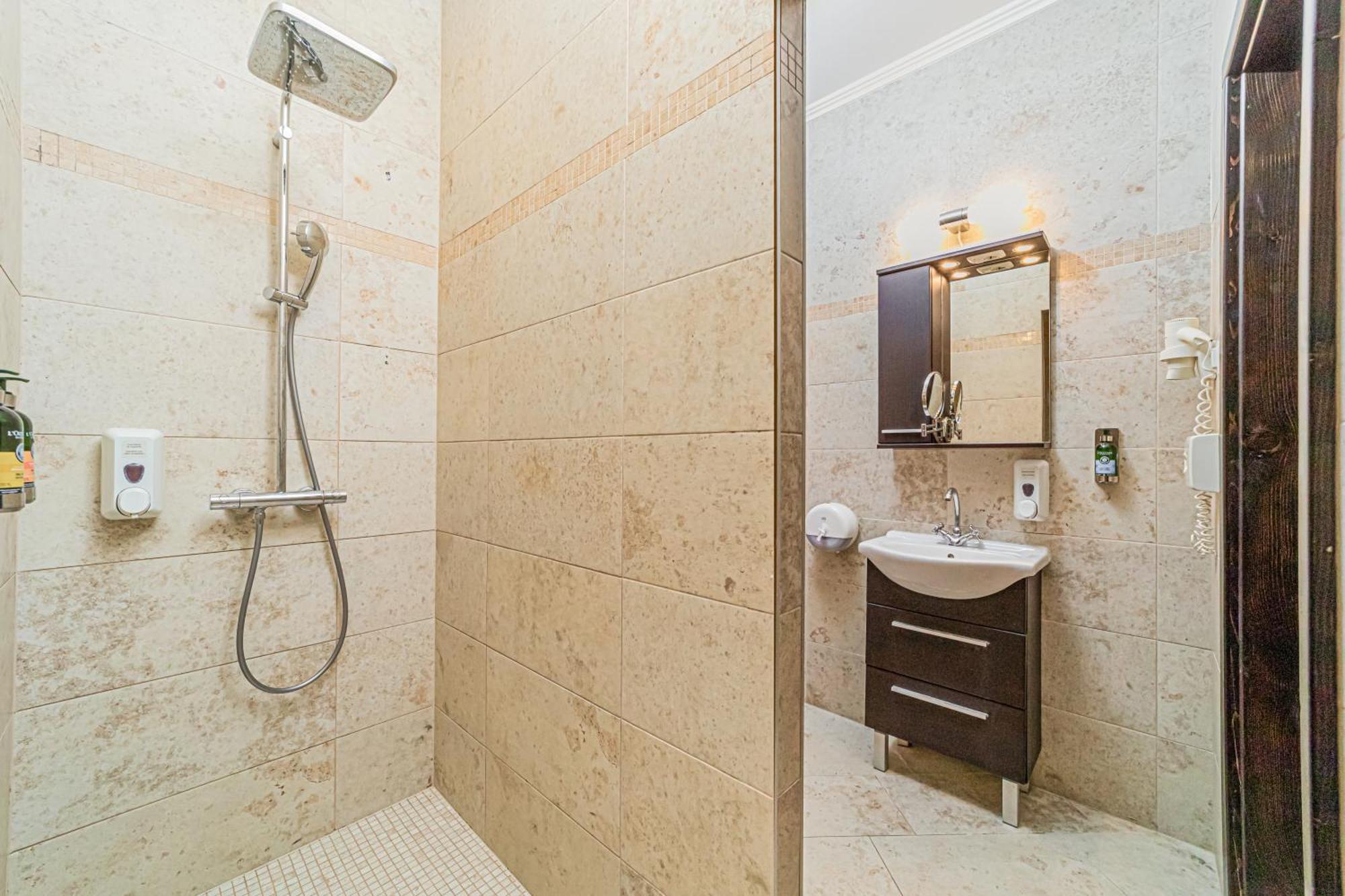 Komlo Hotel Gyula Esterno foto