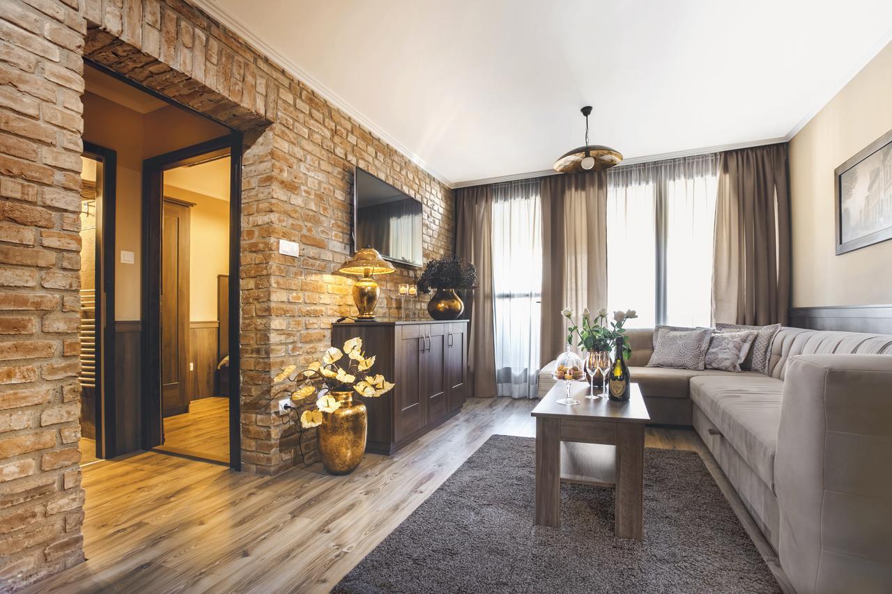 Komlo Hotel Gyula Esterno foto